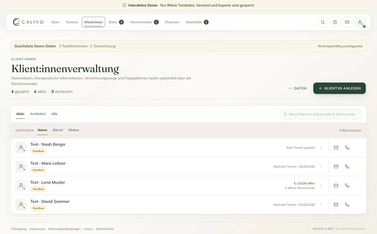 Aktuelle CALIVO Demo-Klient:innenliste mit vier als Testdaten gekennzeichneten Personen, Status, Suche und Schnellaktionen.
