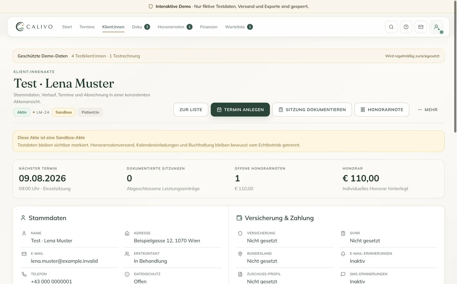 Aktuelle CALIVO Demo-Akte einer fiktiven Testklientin mit Terminen, Stammdaten, Versicherungsangaben und offener Honorarnote.