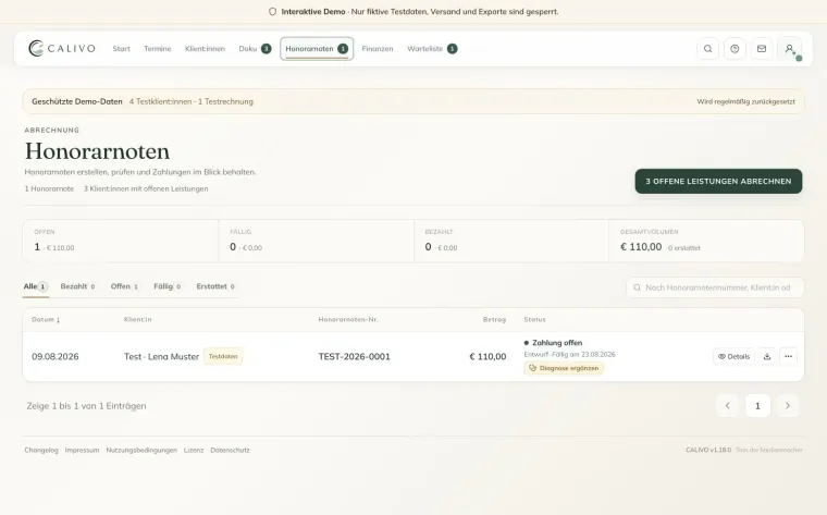 Aktuelle CALIVO Demo-Honorarnotenübersicht mit fiktiver Rechnung, Dokumentstatus, Fälligkeit und Zahlungsstatus.