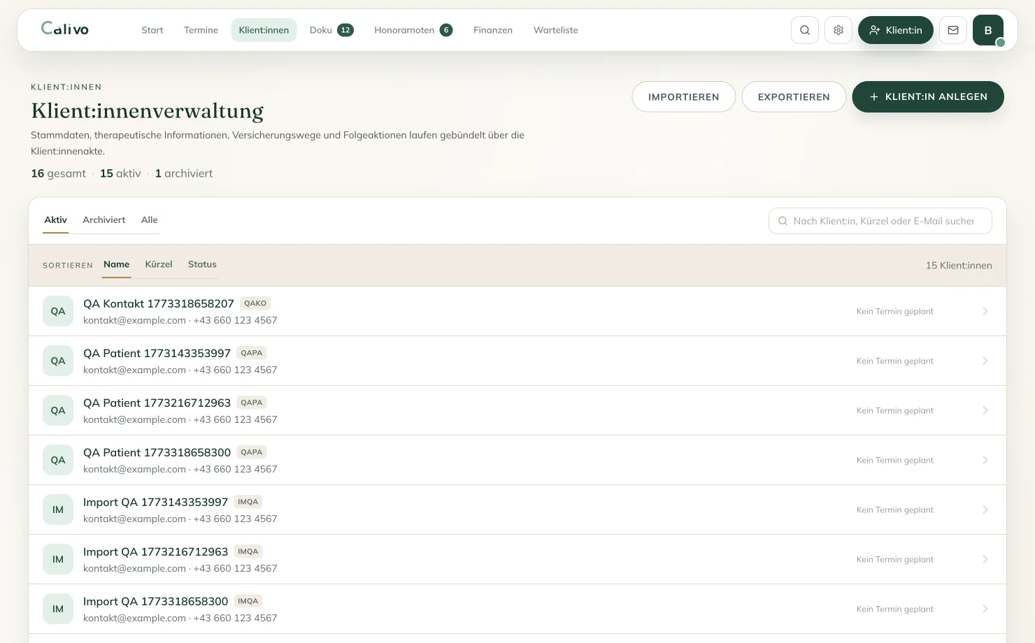 CALIVO Klient:innenverwaltung mit Liste aktiver und archivierter Klient:innen, Suche nach Name, Kürzel oder E-Mail und Status pro Eintrag.
