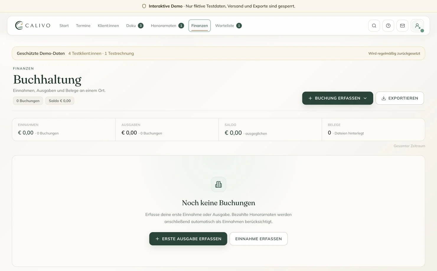 Aktueller CALIVO Demo-Finanzbereich mit Kennzahlen für Einnahmen, Ausgaben, Saldo und Belege.