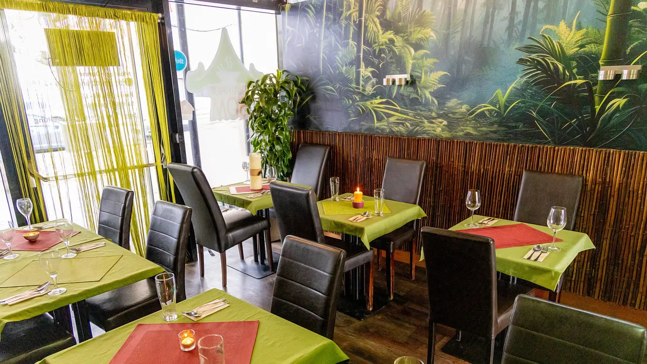 Hero der Webseite thaihaussom.at: großflächiges Wok-Gericht im Hintergrund, darüber Logo, Navigation und die Hauptaussage „Täglich frisch aus dem Wok". Tamsang liefert hier den Order-Hub-Button und die Reservierungs-Logik.