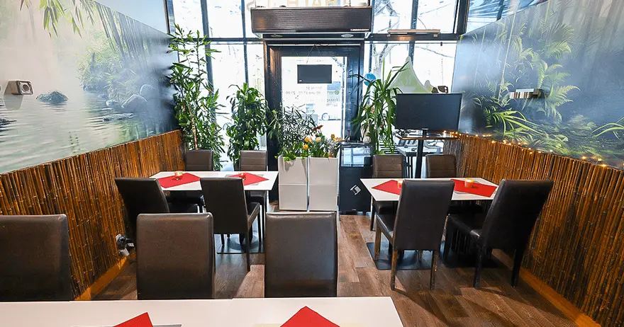 Innenansicht des Restaurants Thaihaus Som mit Bambus-Decke. Tamsang ist kein Add-on, sondern Teil der Webseite, die Gäste sowieso besuchen.