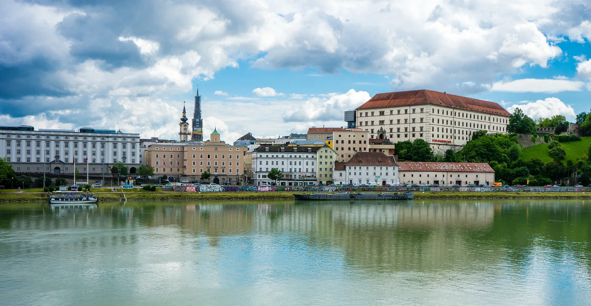 Linzer Donau-Skyline mit Schloss und Türmen der Altstadt