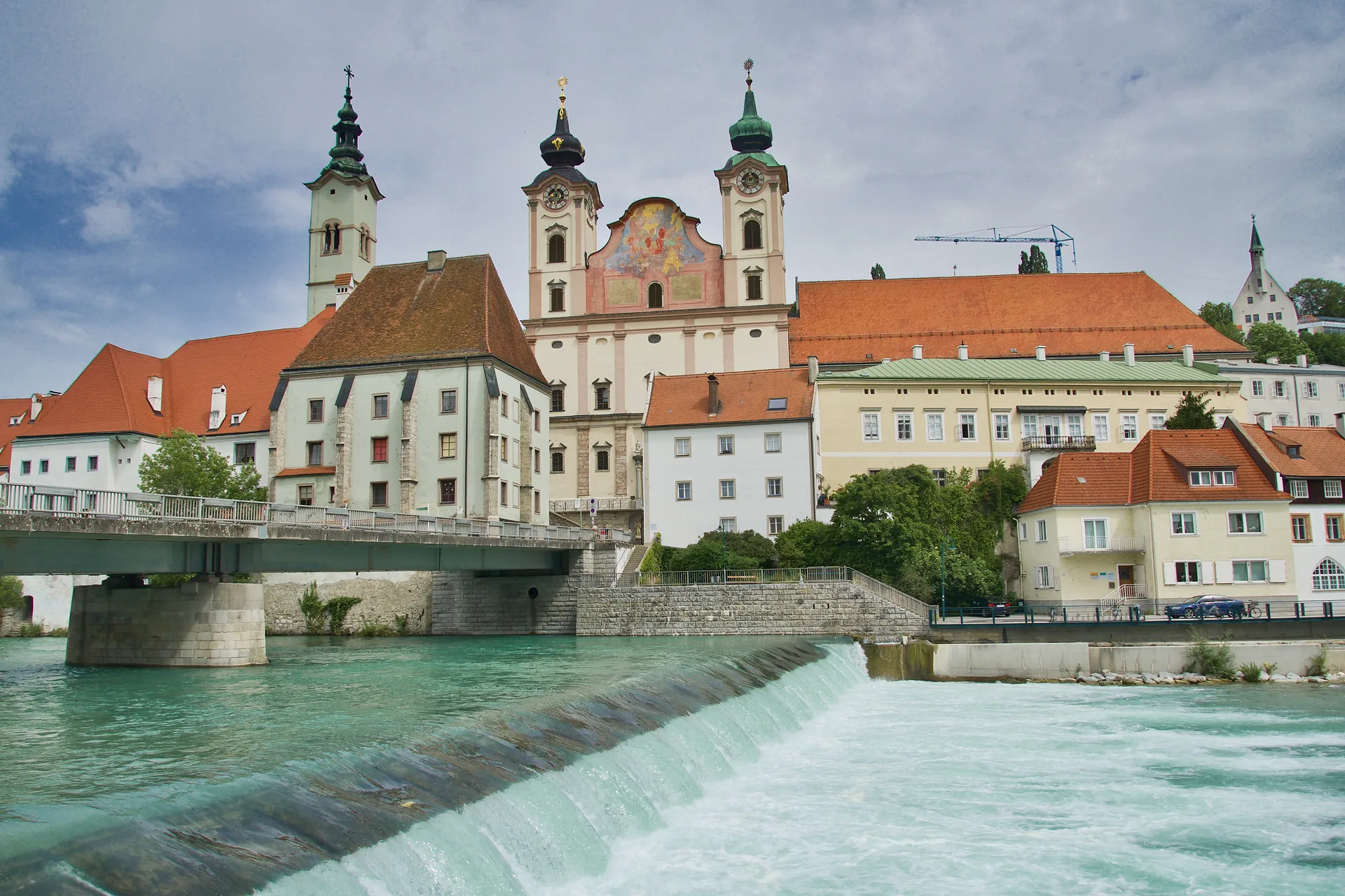 Steyrer Michaelerkirche mit Bummerlhaus und Wehr am Steyr-Fluss