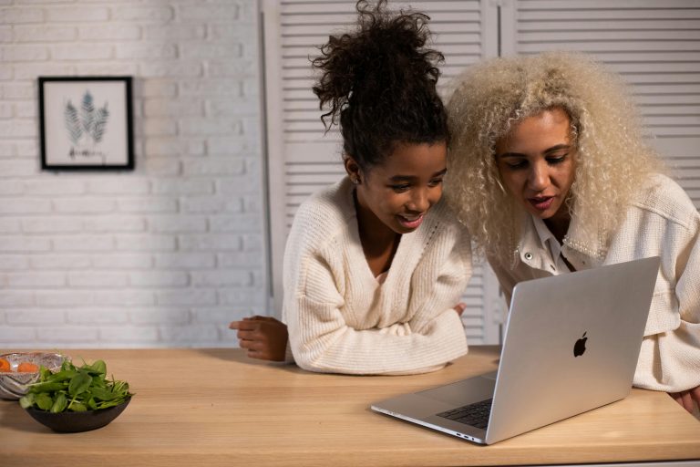 Beispielbild einer Familie, die sich über die Webseitenförderung im Netz schlau macht